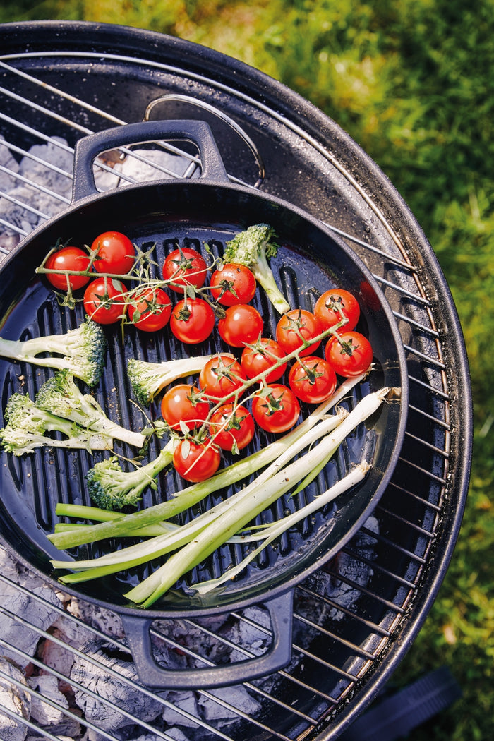Alva Grillpan / Grillplaat Nori ø 28 cm + Gratis Leren Handvaten - geschikt voor alle warmtebronnen - geëmailleerde anti-aanbaklaag